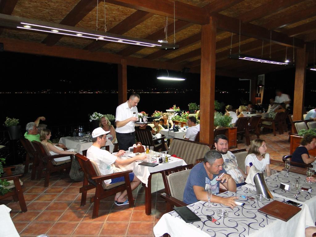 Hotel Anderba Krasići Екстериор снимка